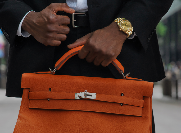 カバンを持っている画像