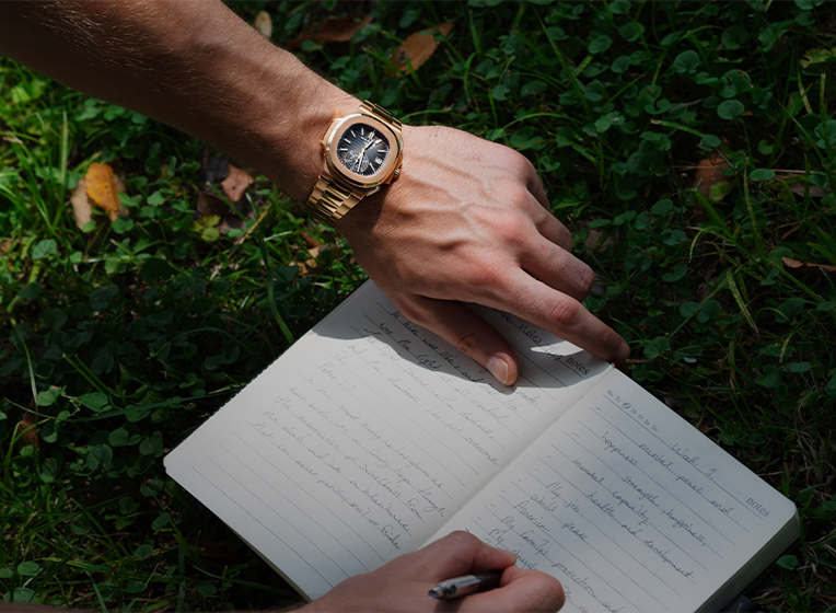 ノートに文字を書き込んでいる画像