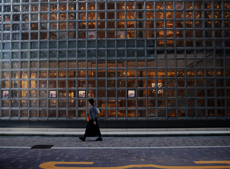 建物と横切る人の画像